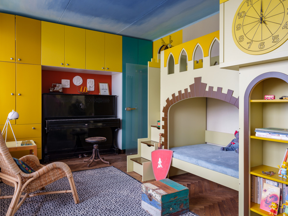 Immagine di una cameretta per bambini da 4 a 10 anni bohémian di medie dimensioni con pareti multicolore, parquet scuro, pavimento marrone e carta da parati