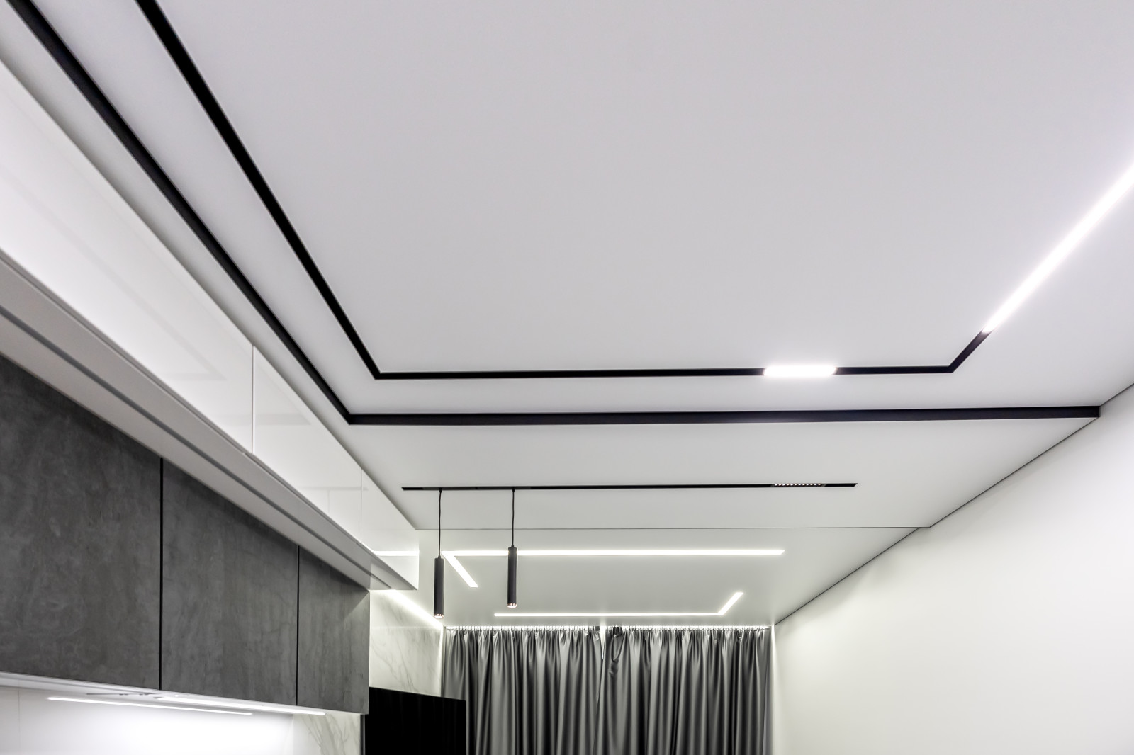 Установка натяжных потолков в квартире.