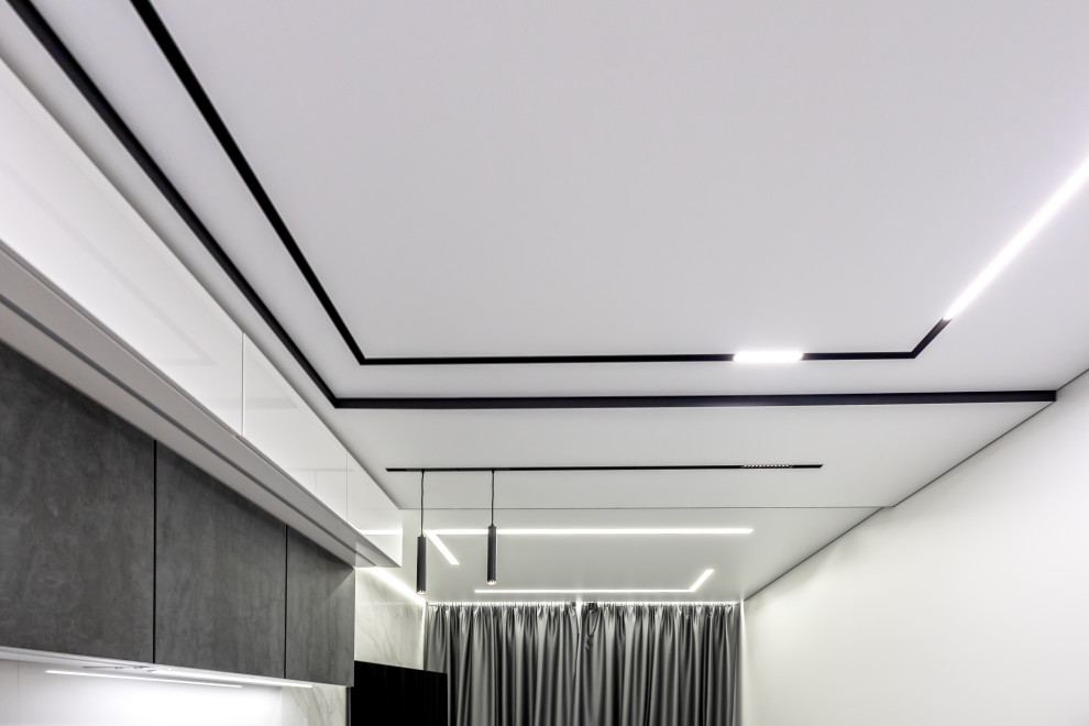 Установка натяжных потолков в квартире.