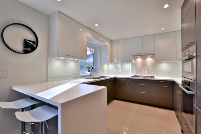 Inspiration for a modern home design remodel in Toronto