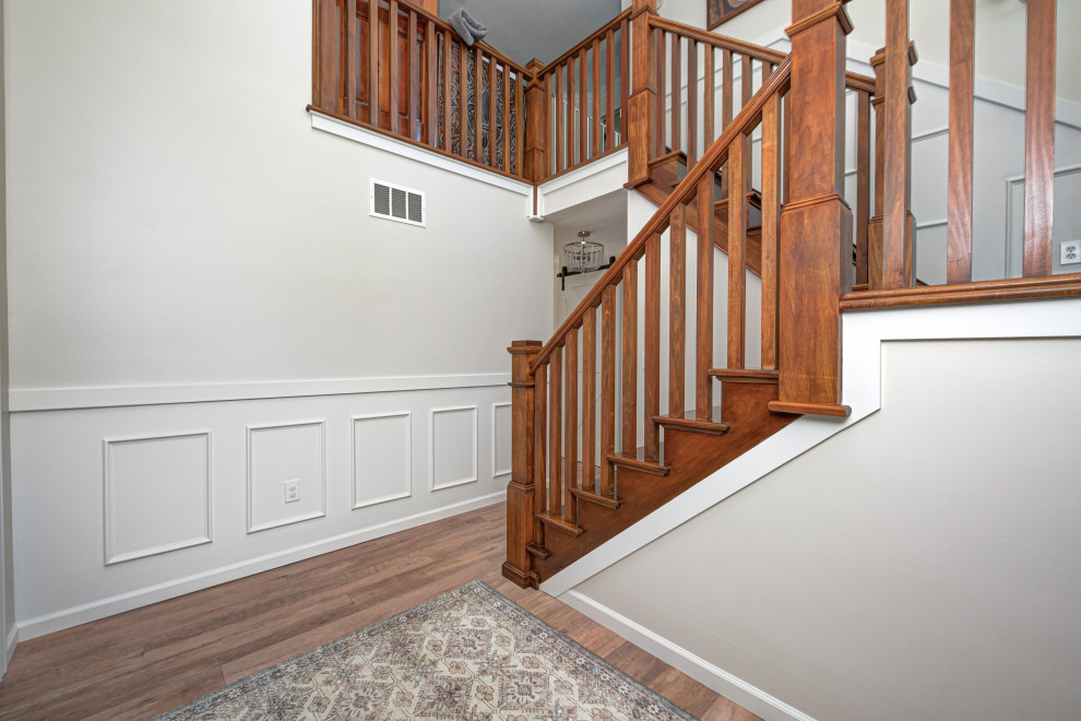 Стильный дизайн: п-образная деревянная лестница среднего размера в классическом стиле с деревянными ступенями, деревянными перилами и панелями на стенах - последний тренд