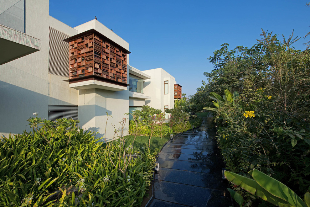 Contemporary garden in Ahmedabad.
