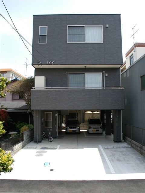 33坪の敷地に広々暮らす1階はビルトインガレージ駐車スペースの重量鉄骨３階建て住宅 Other By 建築システム Houzz Uk