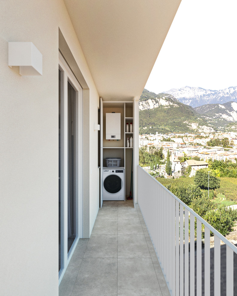 Inspiration pour un balcon minimaliste de taille moyenne et d'appartement avec une extension de toiture et un garde-corps en métal.