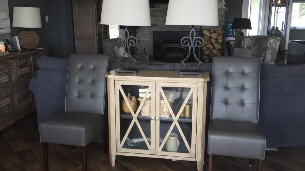 Inspiration for a rustic home design remodel in Toronto