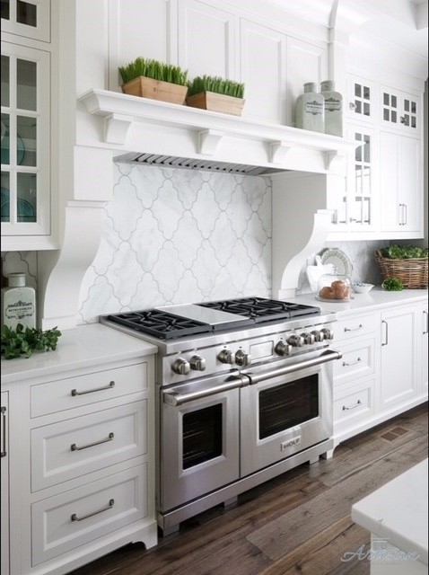 Example of a transitional home design design in Louisville