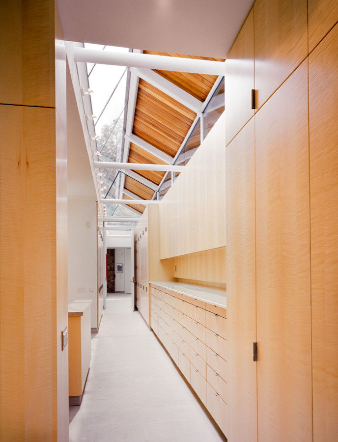 Exemple d'un couloir moderne de taille moyenne avec un mur marron, un sol en marbre et un sol blanc.