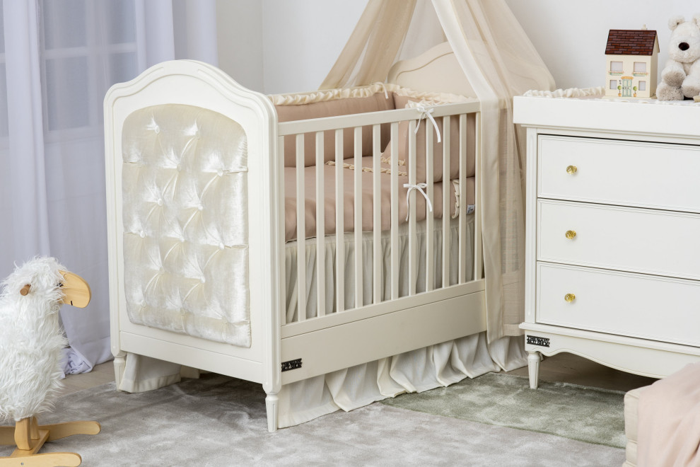 Modelo de habitación de bebé neutra actual con paredes blancas