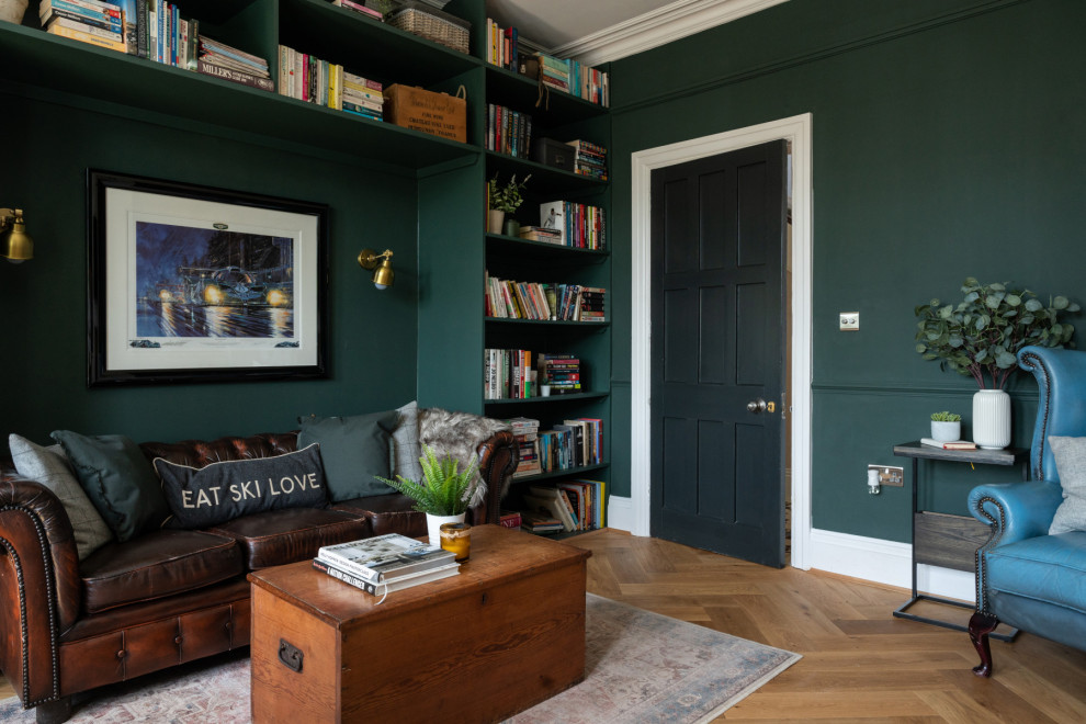 Esempio di un ufficio minimal di medie dimensioni con pareti verdi, pavimento in vinile, camino classico, cornice del camino in intonaco e scrivania autoportante
