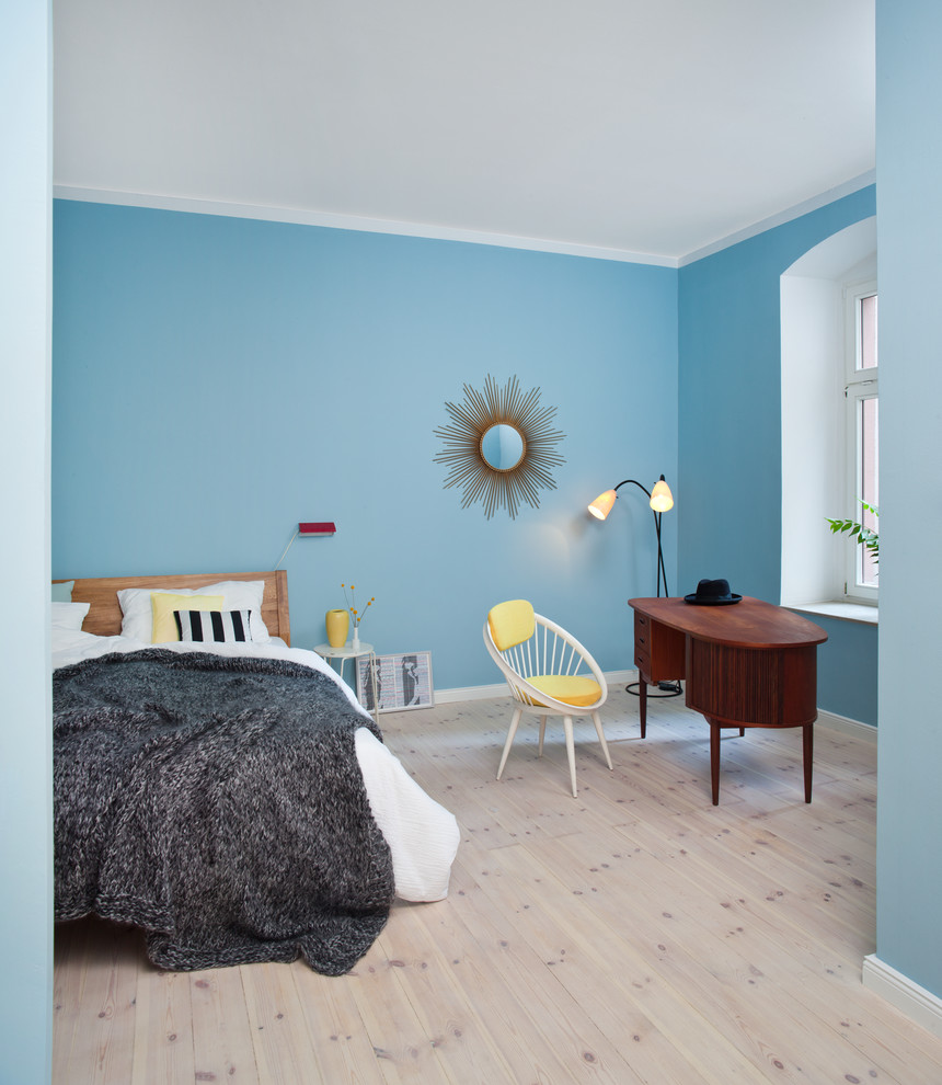 Inspiration for a large midcentury master bedroom in Berlin with blue walls, light hardwood floors and no fireplace.
