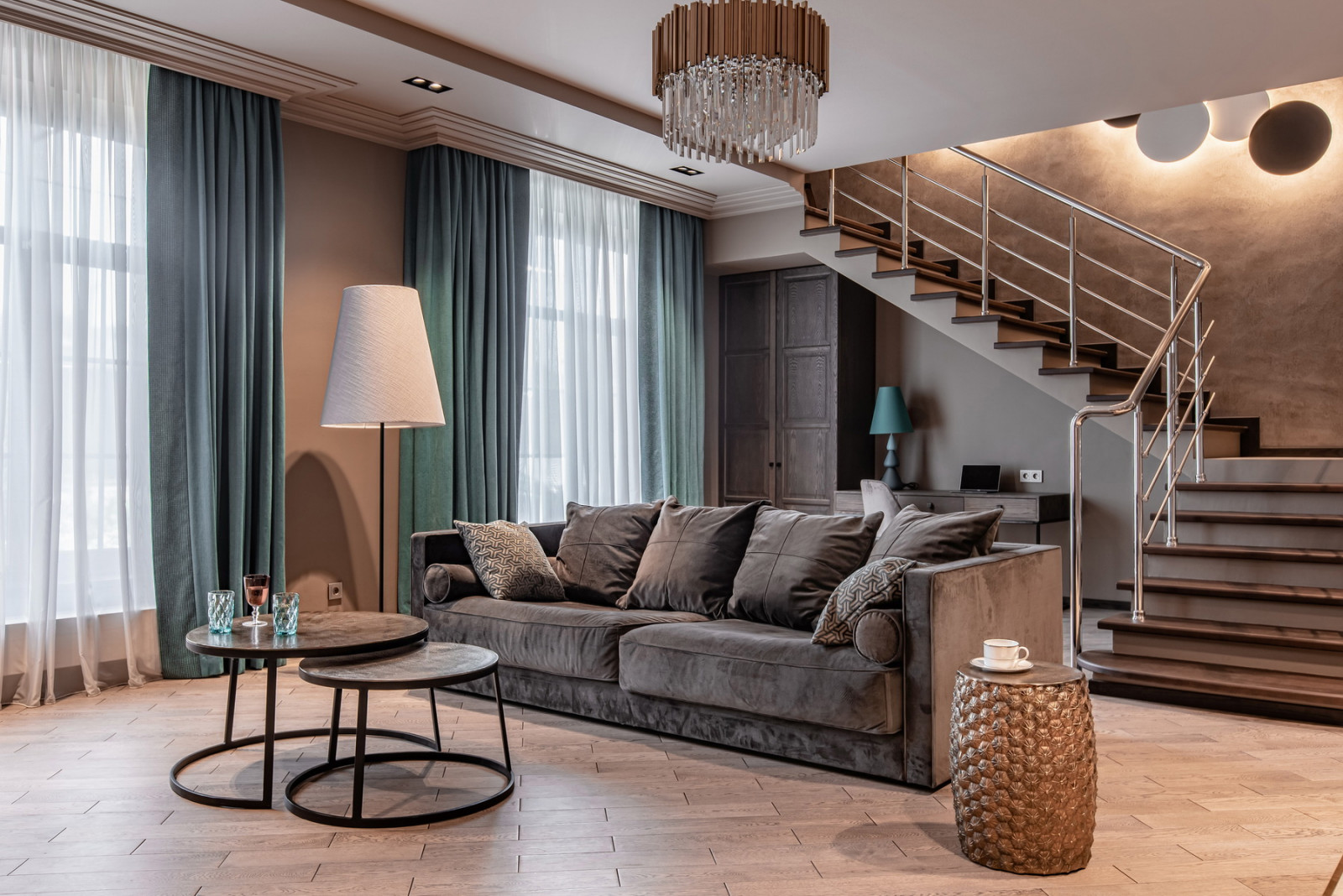 Коллекция мебели PLAY, диван VOGUE и кресло TAYLOR в гостинной жилой квартиры