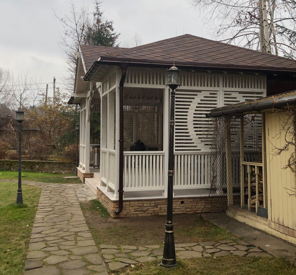 Вид на террасу со стороны дома.