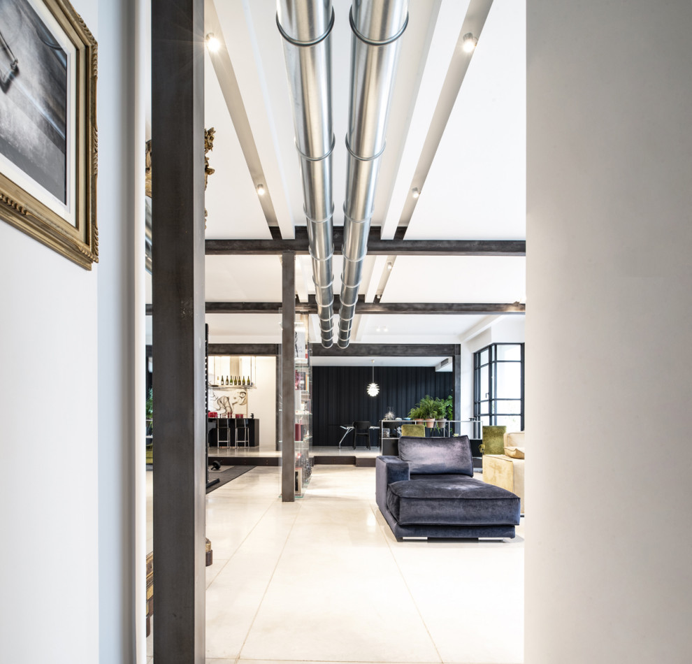 Стильный дизайн: гостиная комната в стиле лофт с бетонным полом - последний тренд