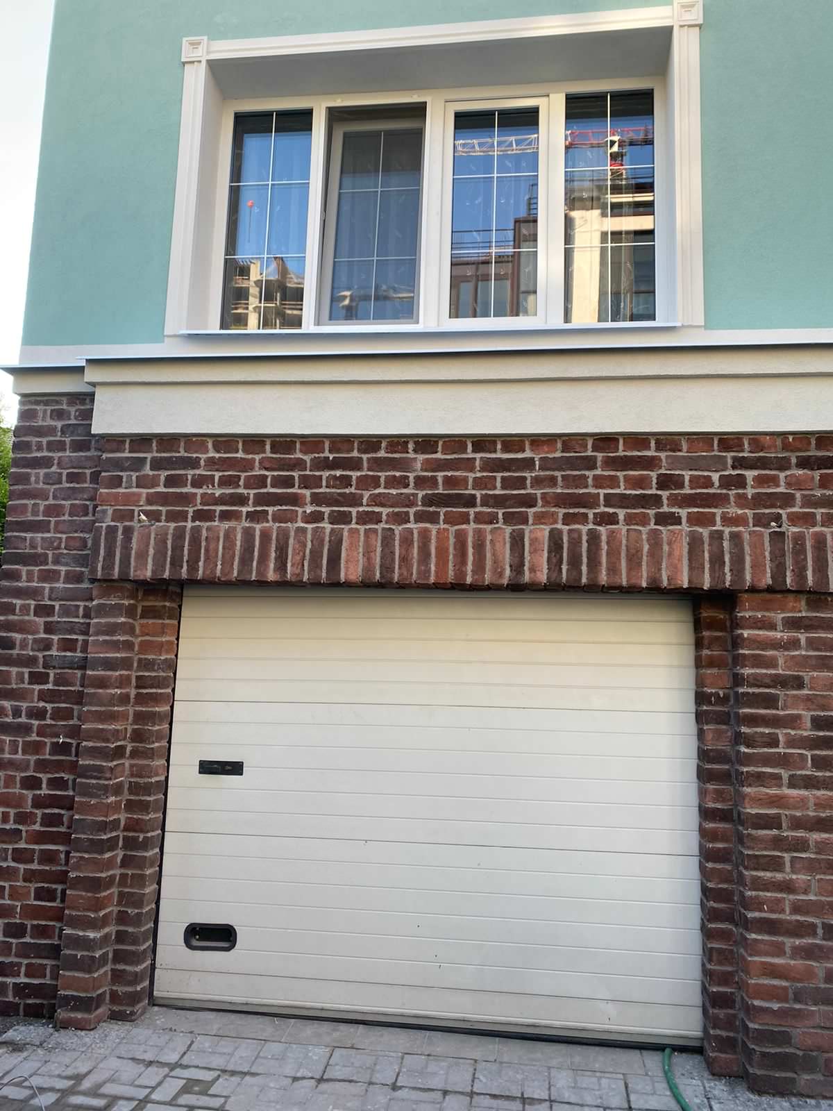 БОКОВОЙ ФАСАД. ОБРАМЛЕНИЕ ВЪЕЗДА В ГАРАЖ