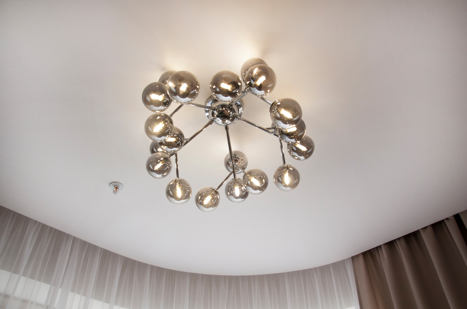 Потолочный светильник в гостиной.