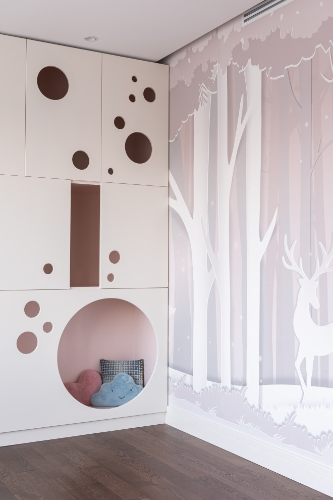 Idee per una cameretta per bambini da 4 a 10 anni contemporanea di medie dimensioni con pareti rosa, parquet scuro, pavimento marrone e carta da parati