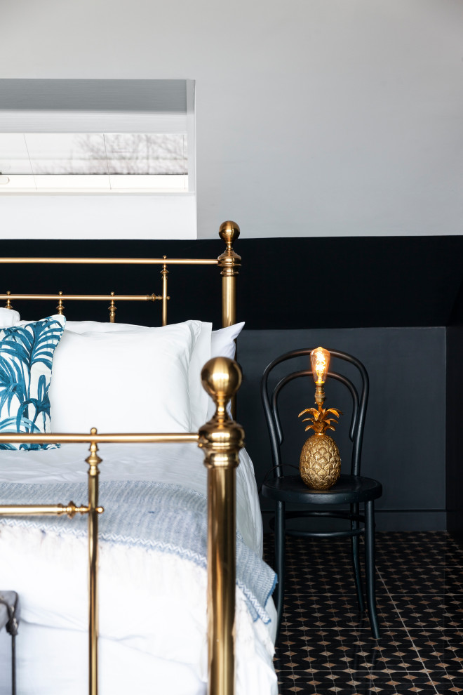 Свежая идея для дизайна: огромная гостевая спальня (комната для гостей) на мансарде в современном стиле с синими стенами и полом из керамической плитки - отличное фото интерьера