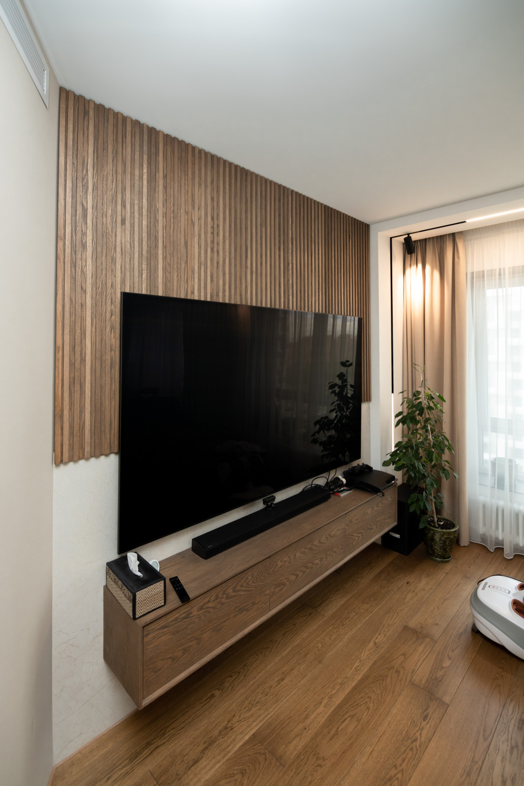 Современная кухня-гостиная с необычной барной стойкой и ТВ-зоной