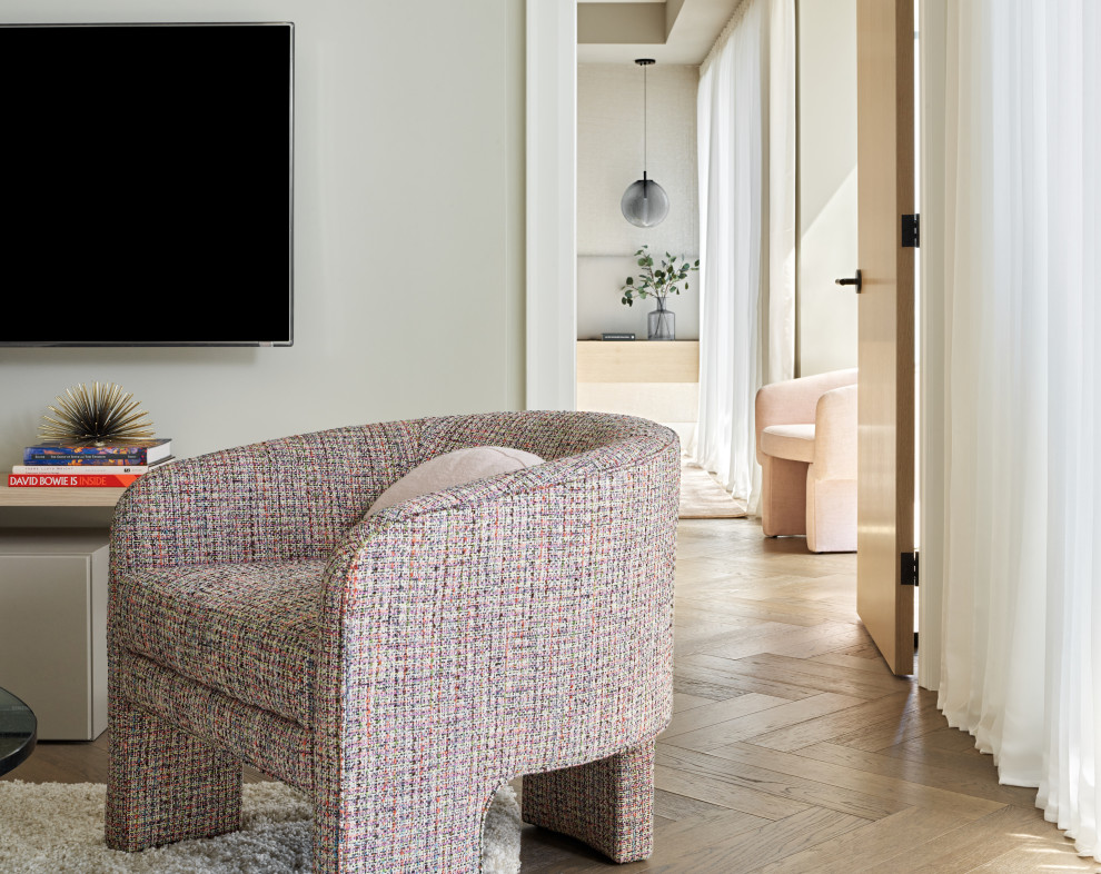Immagine di un soggiorno moderno di medie dimensioni e aperto con pareti grigie, pavimento in legno massello medio e TV a parete