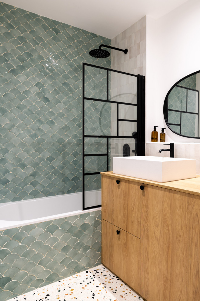Foto på ett mellanstort funkis brun en-suite badrum, med släta luckor, vita skåp, ett undermonterat badkar, blå kakel, vita väggar, terrazzogolv, ett nedsänkt handfat, träbänkskiva och beiget golv