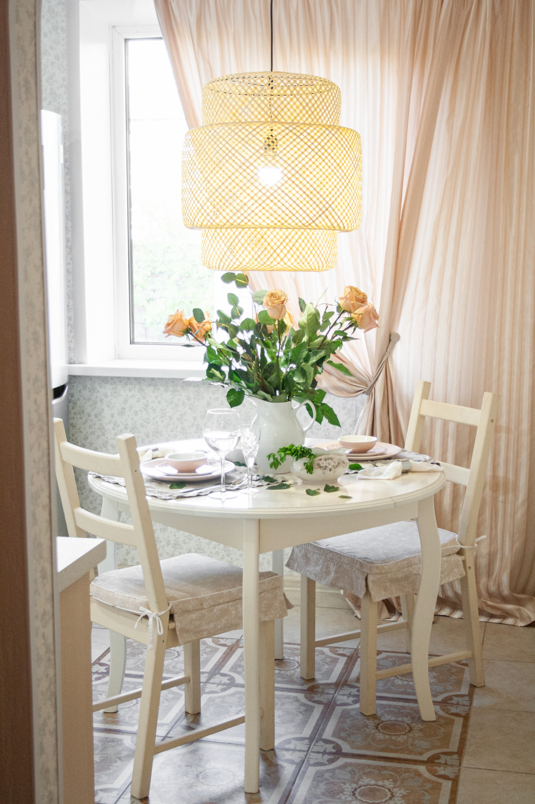 Освежающий и легкий интерьер кухни для семьи из двух человек