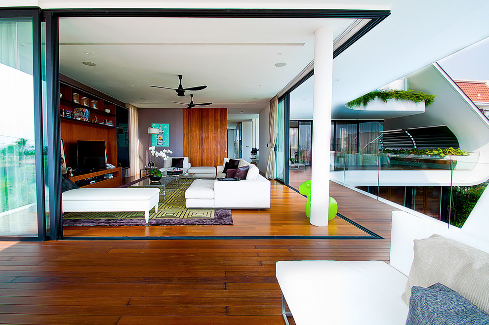 Design ideas for a contemporary deck in Singapore.