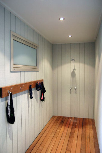 Photo of a contemporary bathroom in Wollongong.
