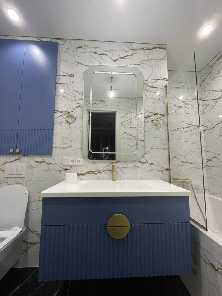 Зеркало в зеркальной раме в  ванную. Перегородка на ванной.