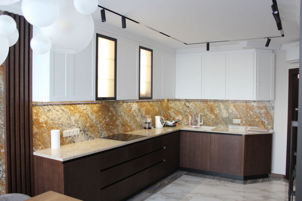 Кухня белые верхние фасады и нижние фасады шпон орех