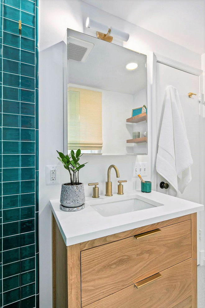 Cette photo montre une salle de bain principale moderne en bois clair de taille moyenne avec meuble simple vasque et meuble-lavabo sur pied.