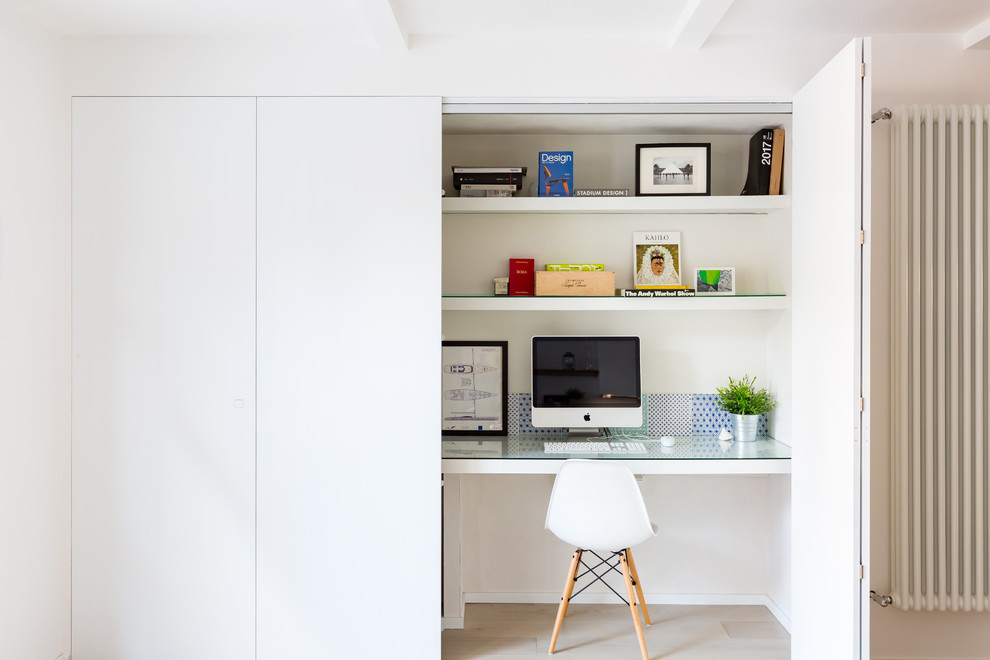 Small beach style study room in Rome with white walls, a built-in desk and beige floor.