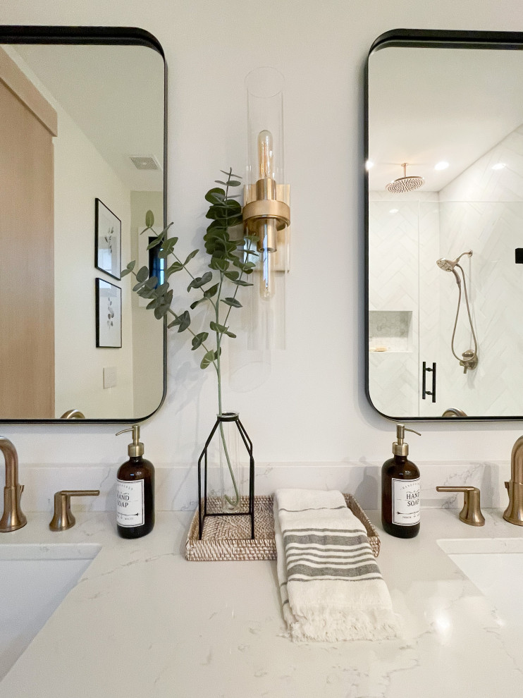 Bild på ett mellanstort funkis vit vitt en-suite badrum, med skåp i shakerstil, skåp i ljust trä, en vägghängd toalettstol, vit kakel, marmorkakel, vita väggar, marmorgolv, ett undermonterad handfat, bänkskiva i kvarts, grått golv, dusch med gångjärnsdörr och en dusch i en alkov