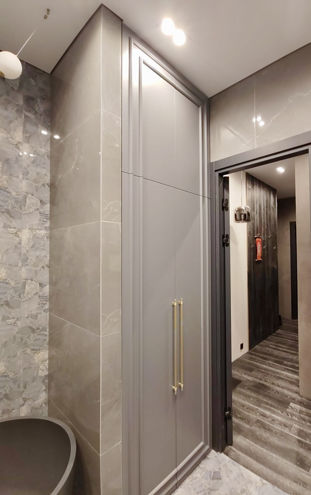 Шкаф в санузел под стиральную машину.