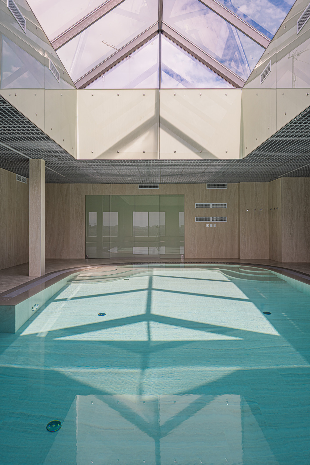 Плавательный бассейн на 17 этаже жилого здания