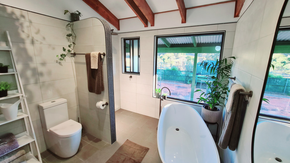 Idée de décoration pour une grande salle de bain principale design en bois foncé avec un placard en trompe-l'oeil, une baignoire indépendante, une douche ouverte, WC à poser, un carrelage beige, des carreaux de céramique, un mur blanc, un sol en carrelage de céramique, une vasque, un plan de toilette en stéatite, un sol multicolore, aucune cabine, un plan de toilette vert, une niche, meuble simple vasque, meuble-lavabo suspendu, un plafond voûté et du lambris de bois.