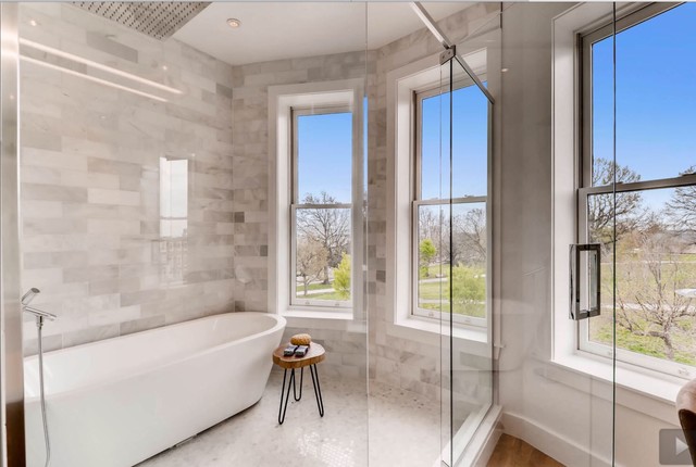 422 E Randall trendy-badevaerelse