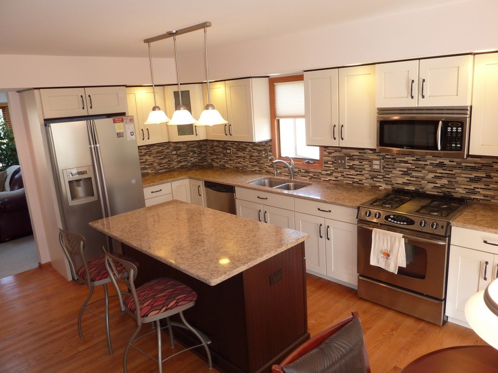 Kitchen - transitional kitchen idea in Chicago
