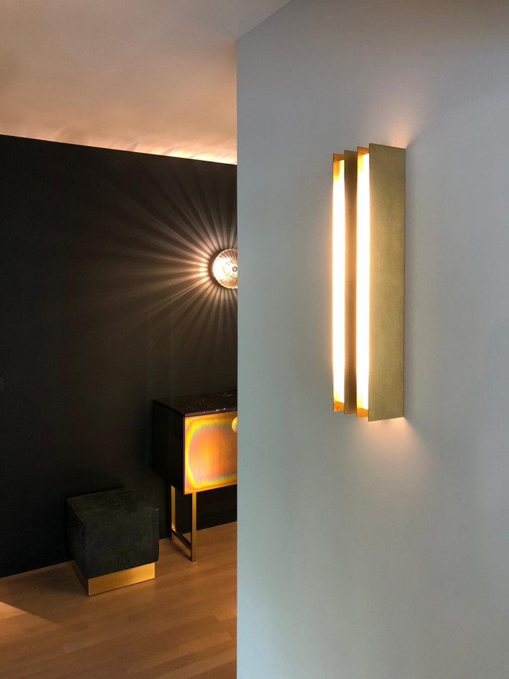 Mittelgroßer Retro Eingang mit Vestibül, schwarzer Wandfarbe, gebeiztem Holzboden und braunem Boden in Berlin