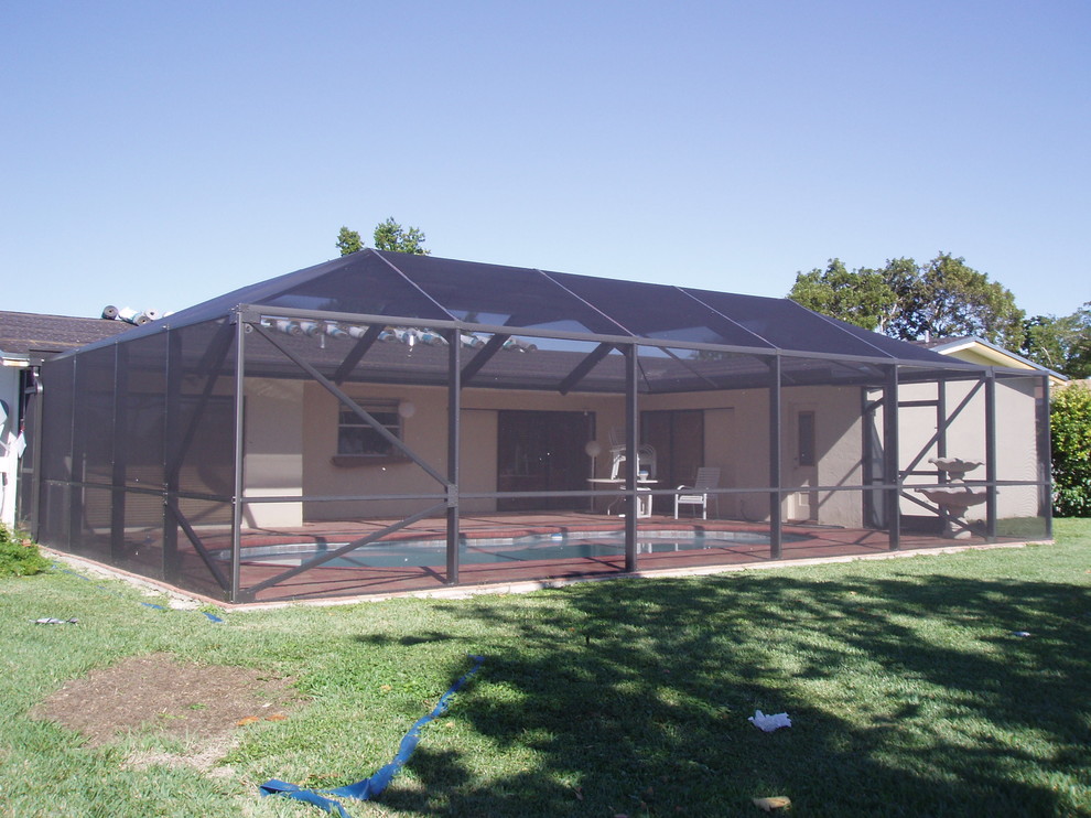 Вольер с навесом из поикарбоната для бассейна и патио