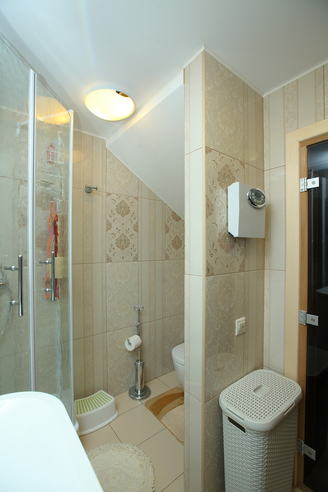 санузел под лестницей. Суровая экономия места не позволила пропасть ни одному са