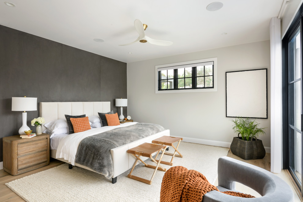 Großes Modernes Hauptschlafzimmer mit grauer Wandfarbe, hellem Holzboden und beigem Boden in New York