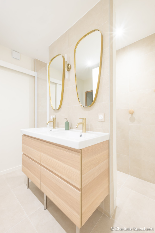 Design ideas for a mid-sized transitional 3/4 bathroom in Lyon with white cabinets, beige tile, ceramic tile, beige walls, ceramic floors, beige floor, a double vanity and a built-in vanity.