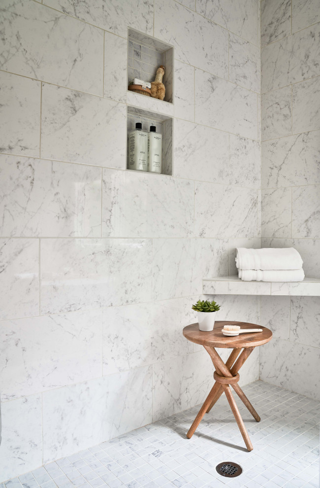 Источник вдохновения для домашнего уюта: ванная комната в стиле кантри с белыми фасадами, белой столешницей, тумбой под одну раковину и обоями на стенах