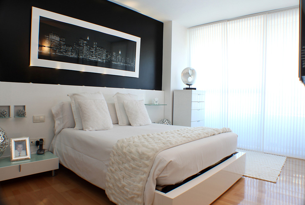 Imagen de dormitorio principal tradicional renovado de tamaño medio con paredes multicolor y suelo de madera en tonos medios