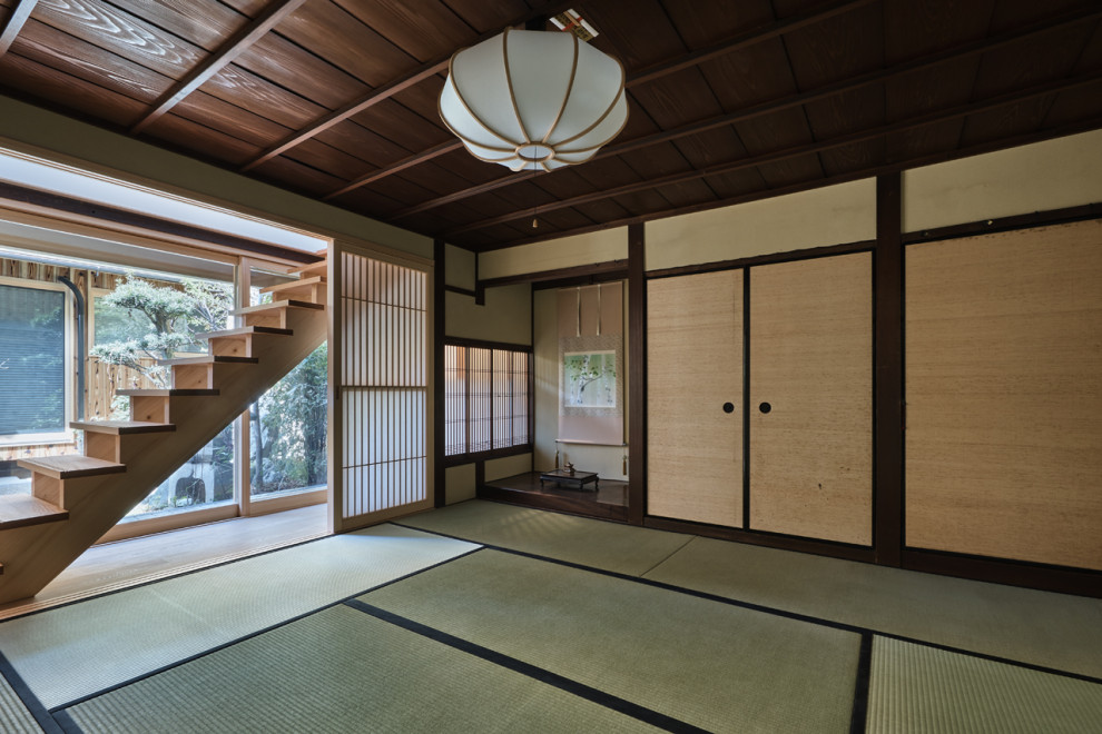 京都にある和モダンなおしゃれなファミリールームの写真