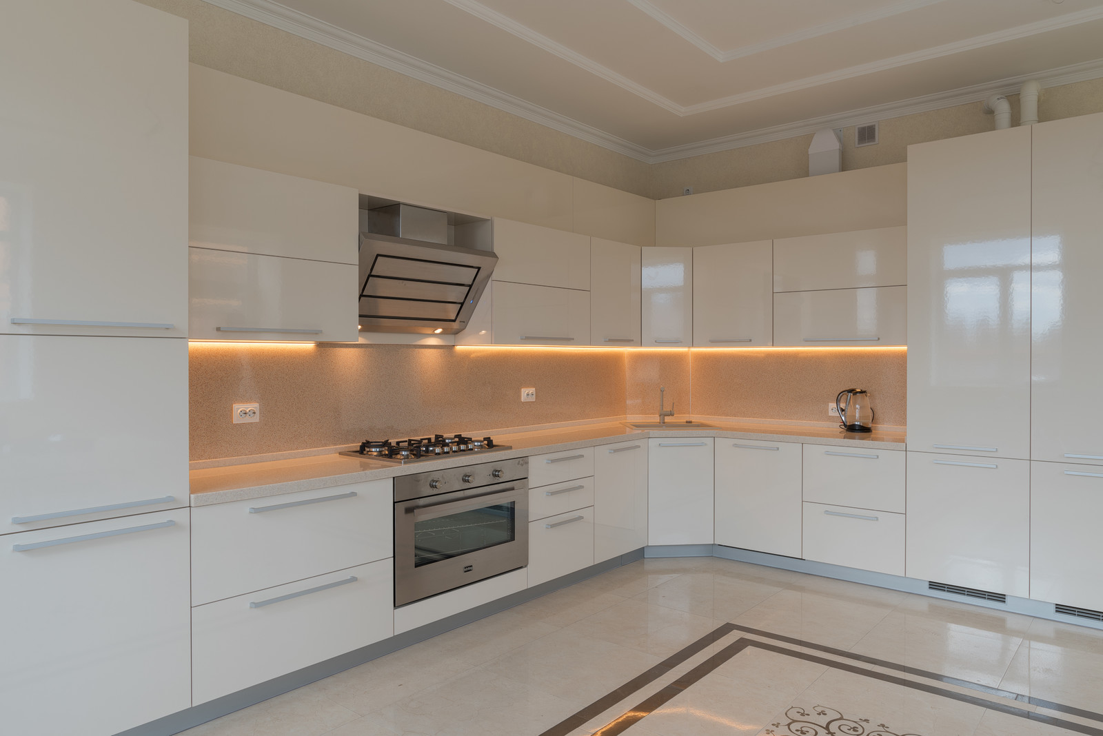 Современная кухня цвета айвори