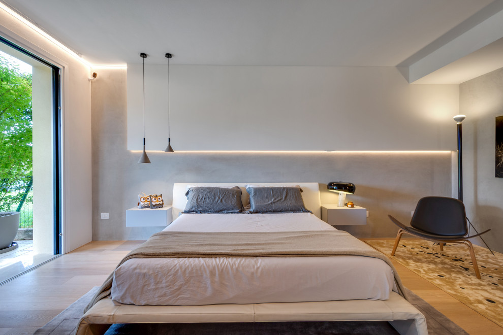 Foto di una grande camera matrimoniale minimalista con pareti grigie, pavimento in legno verniciato e soffitto ribassato