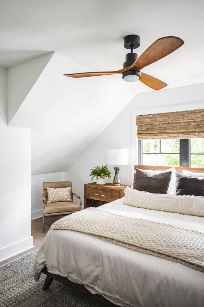 Imagen de habitación de invitados costera de tamaño medio con paredes blancas, suelo de madera clara y suelo multicolor