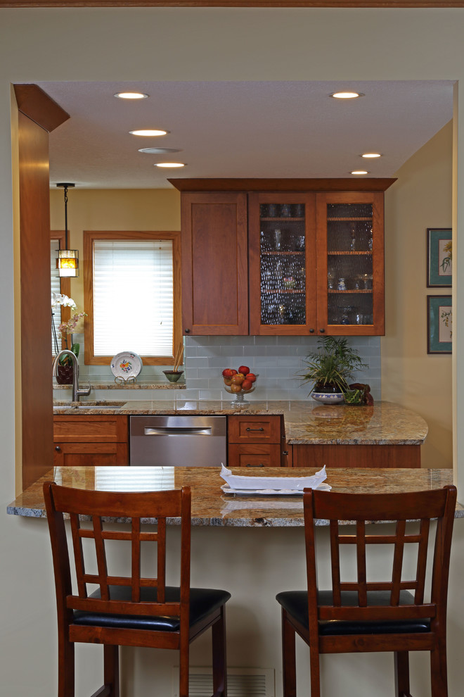 Example of a transitional home design design in Minneapolis