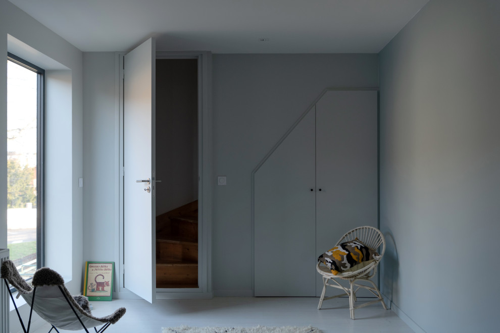 Aménagement d'une grande chambre d'enfant de 4 à 10 ans moderne avec un mur gris, parquet peint et un sol blanc.
